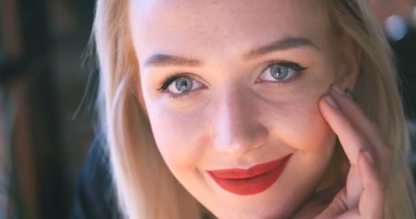 Schöne blonde Frau lächelt in die Kamera — Stockvideo