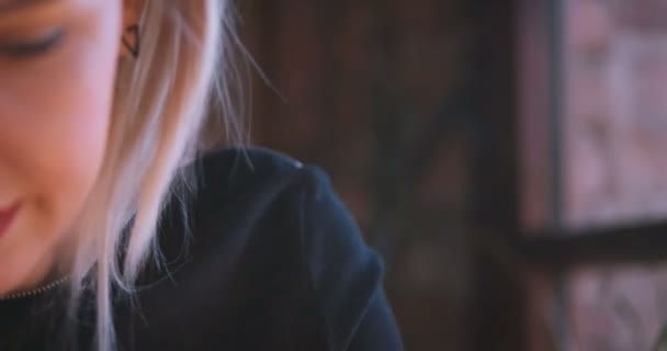 Красива блондинка посміхається до камери — стокове відео