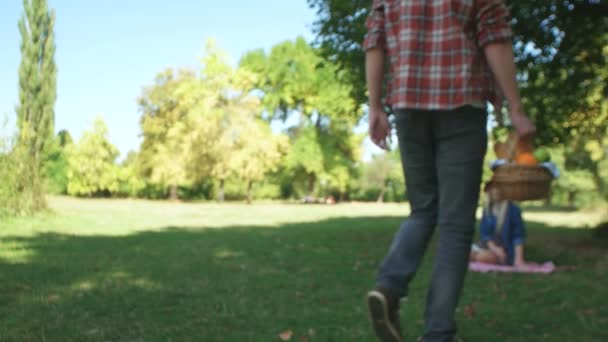 Conceito de piquenique com casal vegetariano no parque ao ar livre — Vídeo de Stock