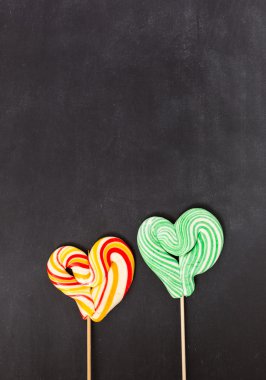 lolipop Siyah Kara tahta arka plan üzerinde şeklinde. Sevgililer günü c