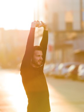 Bir köprüde koşu sonra germe.