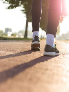 Eylem içinde koşu koşucu koşu ayakkabıları, ayak ve bacaklar kapat