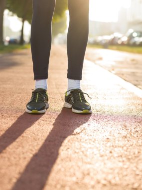 Atletik çift bacak jog veya r gidiş için tanınmayan adam