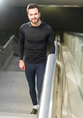 Köprü kopyalama s ile aşağı hızlı koşu erkek koşucu portresi