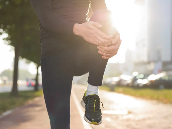 Hombre estirándose al aire libre en la ciudad — Foto de Stock