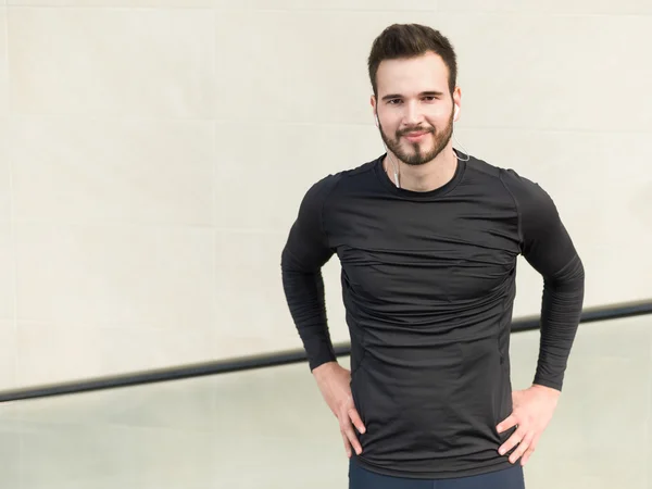 Jogador descansando depois de correr. homem corredor fazendo uma pausa durante t — Fotografia de Stock