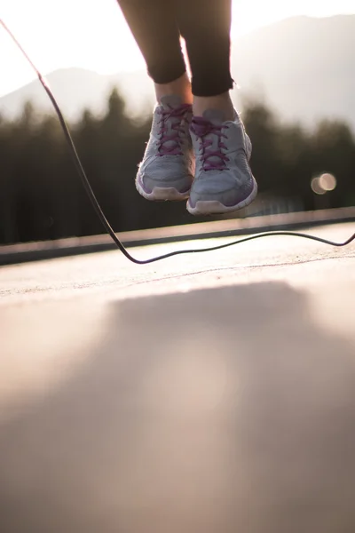 Corredor atleta pies corriendo en carretera bajo la luz del sol . —  Fotos de Stock