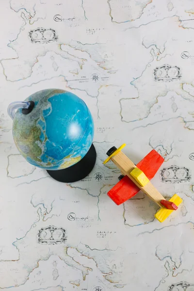 지구와 비행기 장난감 복사 공간 — 스톡 사진