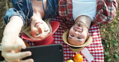 Vejetaryen çift açık Parkta piknik kavramı