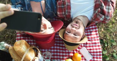 Vejetaryen çift açık Parkta piknik kavramı