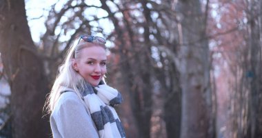 Kameraya gülümseyen güzel sarışın kadın