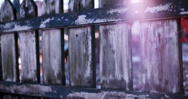 Eski püskü ahşap çit lens flare, güneşli kış günü