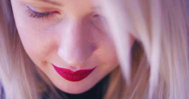 Güzel sarışın beyaz kadın kırmızı ruj