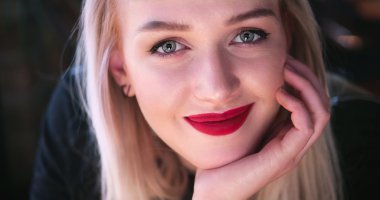 Kameraya gülümseyen güzel sarışın kadın