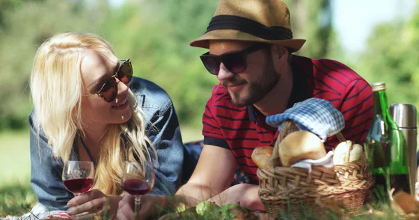 Picknick concept met vegetarische koppel in park buiten — Stockfoto