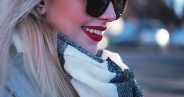 Krásná světlovlasá žena úsměv na kameru — Stock fotografie