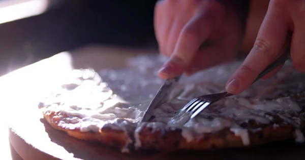 Tagliare la torta con panna acida sopra mentre il cibo è ancora affumicato — Foto Stock