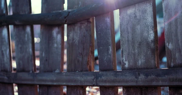 Régi kopott fából készült kerítés, lencse fényfolt, napsütéses téli nap — Stock Fotó