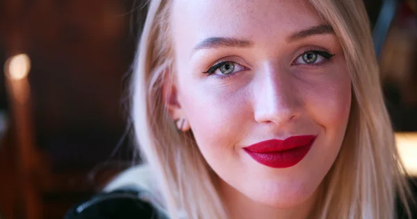 Mulher loira bonita sorrindo para a câmera — Fotografia de Stock