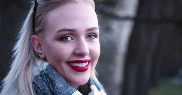 Belle femme blonde souriant à la caméra — Photo