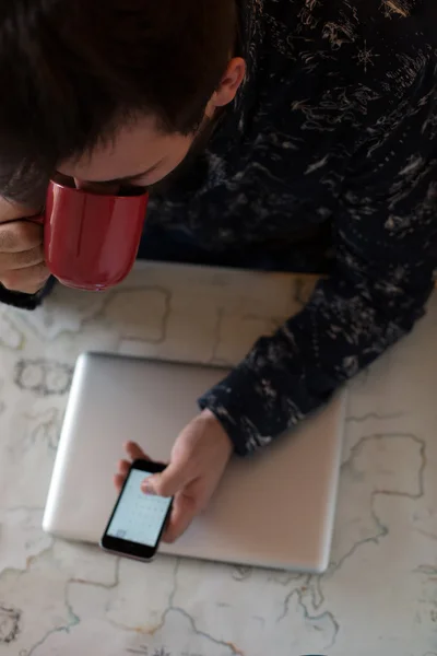 Człowiek, pisanie na komputerze i picia kawy — Zdjęcie stockowe