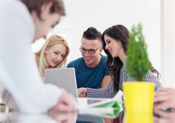 Travail D Equipe Reunion De Remue Meninges Decontracte Debat Stock Photo Travail D Equipe Reunion De Remue Meninges Decontracte Debat Stock Photo
