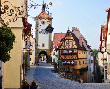 ROTHENBURG OB DER TAUBER, ALMANY: iyi korunmuş ortaçağ eski kasaba, dünyanın dört bir yanından turistler için bir varış noktası. Kobolzeller Steige & Spitalgasse ile Plnlein. 