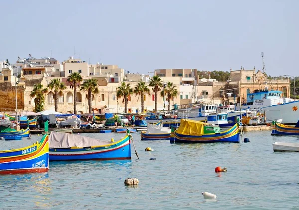 Malta Tekneleri Luzzu Dgajsa Malta Nın Marsaxlokk Limanında Yüzerler Balıkçı — Stok fotoğraf