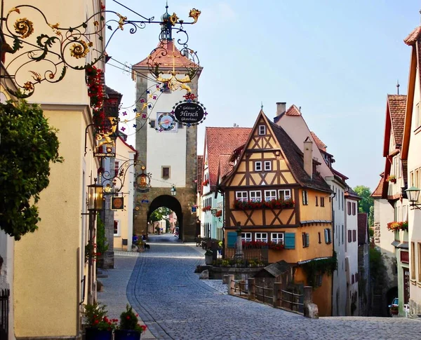 ROTHENBURG OB DER TAUBER, ALMANY: iyi korunmuş ortaçağ eski kasaba, dünyanın dört bir yanından turistler için bir varış noktası. Kobolzeller Steige & Spitalgasse ile Plnlein. 