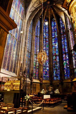 Aachen, Almanya: Aachen Katedrali (Almanca: Aachener Dom) Roma Katolik Kilisesi. Marienschrein (Meryem Tapınağı) ve Karlsschrein (Şarlman Tapınağı) Gotik Koro 'da (Cam Ev) otururlar.).