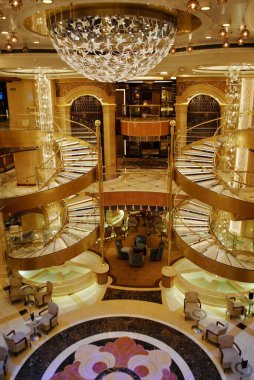 Boş Kraliyet Prensesi yolcu gemisi atriyumu. Kraliyet Prensesi, Prenses Cruise Şirketi 'nin sahip olduğu en büyük yolcu gemisidir. İnsan yok, kimse yok, yolcu yok.. 