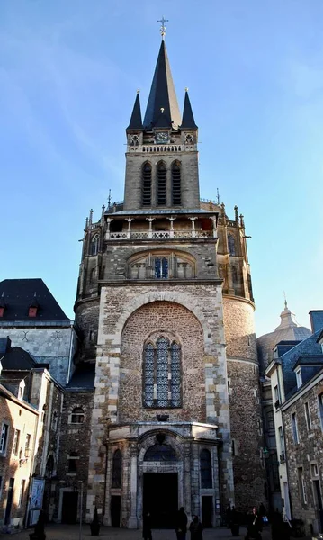 从西方看亚琛大教堂 Aachener Dom 大教堂的西侧立面 West Facade 源于卡罗莱纳时期的罗马式风格 并添加了一些新哥特式风格 — 图库照片