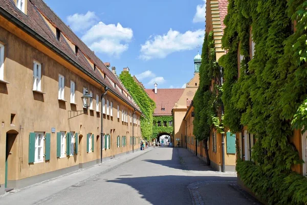 Augsburg Alemania Mustard Stucco Walls Vine Covered Buildings Neat Streets — Foto de Stock