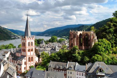 St. Peters Kilisesi ve Almanya 'nın Rhineland-Palatinate kentindeki Rhein (Rhine) nehri boyunca uzanan gotik Wernerkapelle harabesi. Romantik Yukarı Ren Vadisi UNESCO 'nun Dünya Mirası Alanıdır..