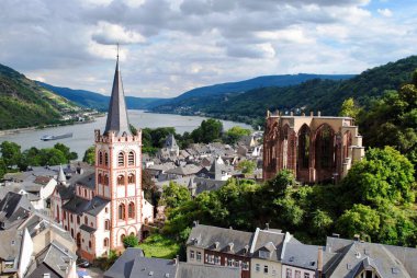 St. Peters Kilisesi ve Almanya 'nın Rhineland-Palatinate kentindeki Rhein (Rhine) nehri boyunca uzanan gotik Wernerkapelle harabesi. Romantik Yukarı Ren Vadisi UNESCO 'nun Dünya Mirası Alanıdır..