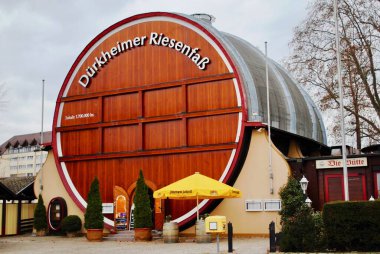 Bad Durkheim, Almanya: Durkheimer Riefenfass, Giant Barrel demek. Bu fıçı dünyadaki en büyük fıçı. İçeride bir Alman restoranı var. Geleneksel Wurtzfest kutlamalarının yapılacağı yer. 