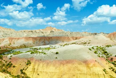 Güney Dakota 'nın güneybatısında yer alan bir Amerikan milli parkı olan Badlands Ulusal Parkı' ndaki (Lakota: Makia) Çorak Topraklar Yolu üzerindeki Sarı Tepeler. Erozyon gökkuşağı tepelerini ortaya çıkardı.