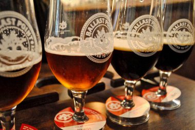 San Diego, California: Ballast Point Bira Şirketi, Jack White tarafından kurulan bir bira fabrikası. Dört Ballast Point Bira Fabrikası logosu farklı renkte bira kadehleri..