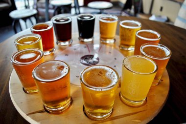 Bira örnekçilerinin uçuşu. Biralar hafif soluk biralardan koyu şişelere kadar çeşitlilik gösterir. Pilsner, lager, bock, Klsch, bitter, Irish Red Ale, American Brown Ale, Amber, Brown Ale, Porter, India Pale Ale (IPA))