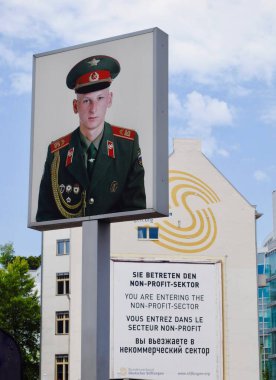 Kontrol noktası Charlie, Batılı Müttefikler tarafından Doğu ve Batı Berlin arasındaki en iyi bilinen Berlin Duvarı sınır kapısına verilen isimdi. İngilizce, Rusça ve Almanca imzalayın.. 