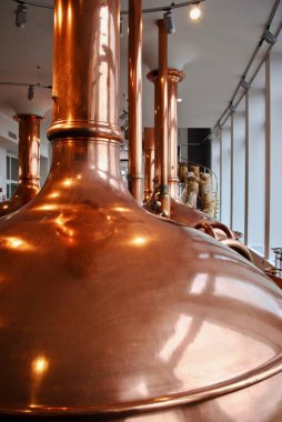 Bitburg, Almanya: Bitburger Brewery (Bitburger Brauerei) 1817 yılında kurulan büyük bir Alman bira fabrikasıdır. Bakır çaydanlık ve malt ile dolu spiral merdivenler (Almanca etiketlenmiş: Malt kalite).