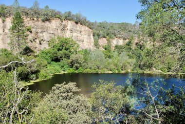 Smartsville, California yakınlarındaki Bear Yuba Arazi Tröstü tarafından yönetilen Black Swan Trail. Hidrolik bir yamaçta, yürüyüşçüler Siyah Kuğu Gölü 'nün muhteşem manzarasını yakalayacaklar..