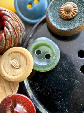 Çok renkli, dilsiz, antika veya antika dikiş düğmeleri: Selüloit Düğmeleri, Bakelit Düğmeler, Lucite Düğmeleri, sebze Fildişi, metal, Çin, cam ve incinin anası. 