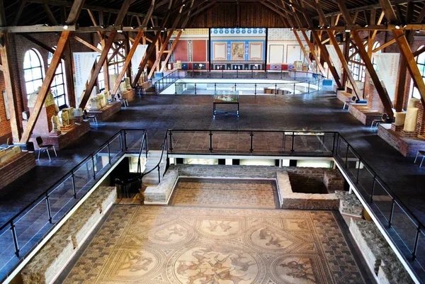 BAD KRUEZNACH, GERMANY: Rmerhalle (Roma Salonu) Müzesi, 2. yüzyıla dayanan bir Villa Rustica (kırsal villa) 'nın iki büyük mozaik zeminine sahiptir. Müzenin iç görünümü. 