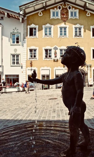 Бад Тльц Бавария Германия Силуэт Брунненке Young Boy Fountain Фернандо — стоковое фото