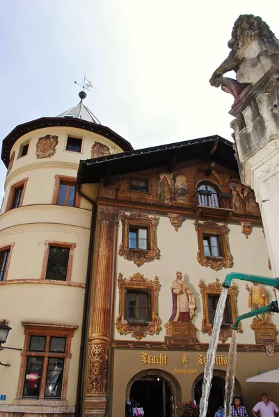 Berchtesgaden Německo Fontána Náměstí Marktplatz Brunnen Kultovní Věž Domu Jelenů — Stock fotografie