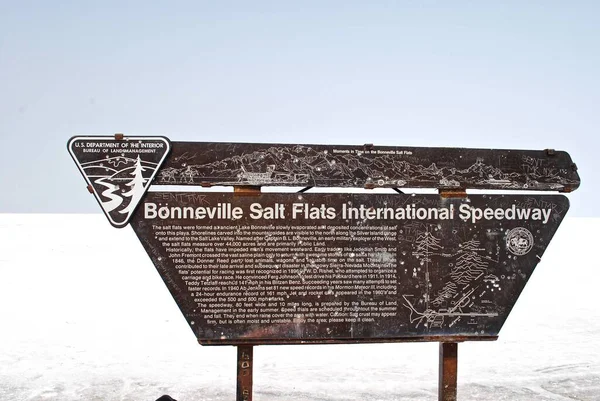 ボンネビル塩フラッツ ユタ州 ボンネビル塩フラッツにサイン ユタ州の密なパック塩パン 公有地は土地管理局が管理しており 土地速度記録で知られている — ストック写真