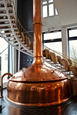 Bitburg, Almanya: Bitburger Brewery (Bitburger Brauerei) 1817 yılında kurulan büyük bir Alman bira fabrikasıdır. Bakır çaydanlık ve malt ile dolu spiral merdivenler (Almanca etiketlenmiş: Malt kalite).