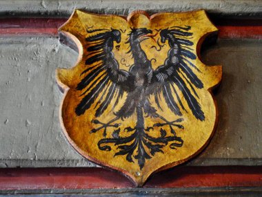 Reichsadler (İmparatorluk Kartalı), Kutsal Roma İmparatorları ve Almanya 'nın modern arması tarafından kullanılan hanedan kartalı. Cochem Kalesi 'nin İçi (Reichsburg veya Burg).