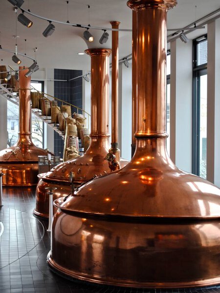 Bitburger Brewery (Bitburger Brauerei) - крупная немецкая пивоварня, основанная в 1817 году. Медный чайник и спиральные лестницы, наполненные солодом (этикетка на немецком языке: Качественный солод).